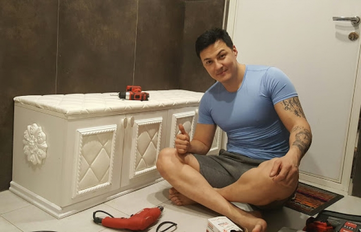 Загвар өмсөгч А.Чингүүнд 10 орчим залуус халдаж, хүнд гэмтэл учруулжээ